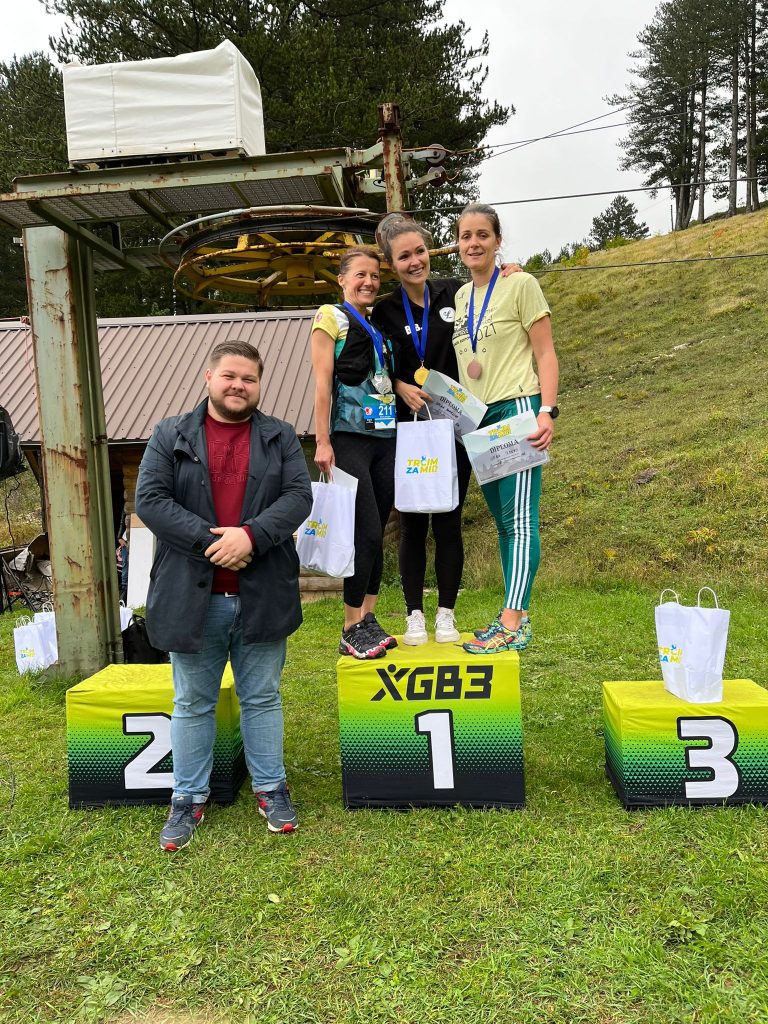 Učesnice trke koje su osvojile značajne rezultate sa zamjenikom ambasadora Slovačke ambasade, gospodinom Patrikom Turošikom