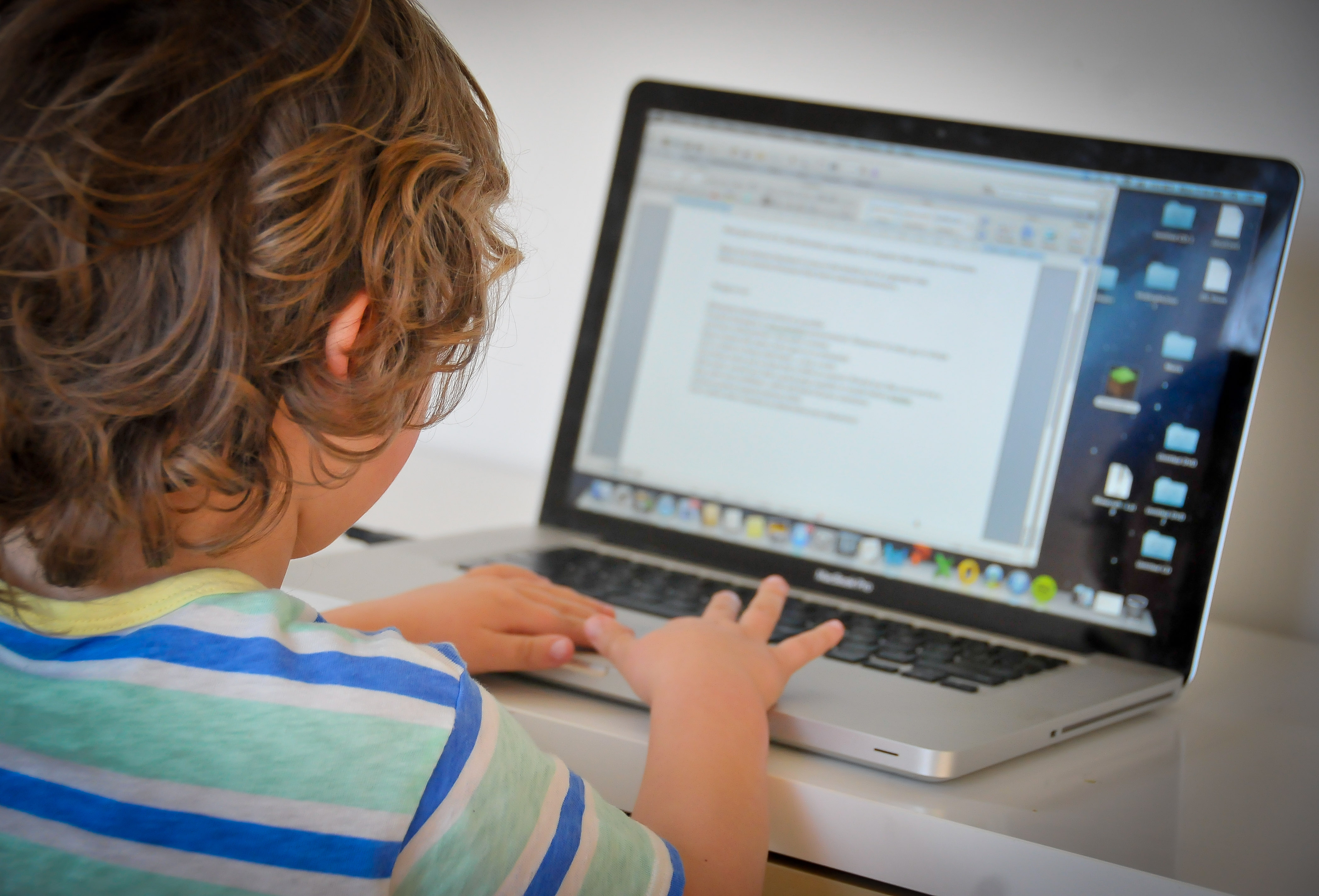 Ребенок переписывается. Детям об интернете. Компьютер для детей. Ребенок за компьютером. Компьютер интернет дети.